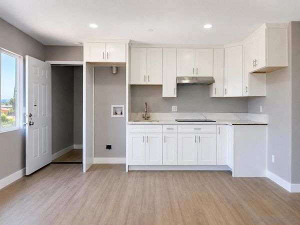 2421 Balboa Vista Dr, Unit 2, Oak Park, CA 92105