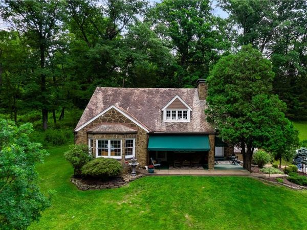 3871 Green Valley Dr, Pittsburgh, PA 15235