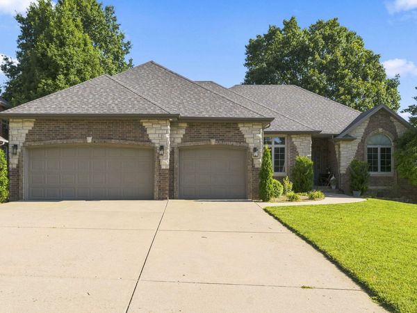 1019 W Parkhill Circle , Springfield, MO 65810