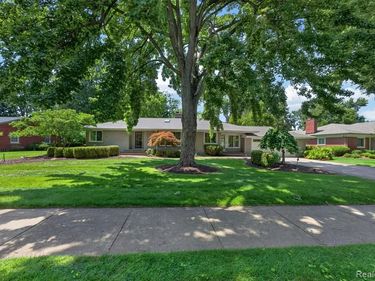32873 Norchester Street, Beverly Hills Vlg, MI 48025