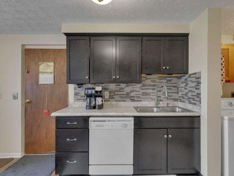703 Cherry Hollow Road , Unit B, Columbus, OH 43228 Photo 11