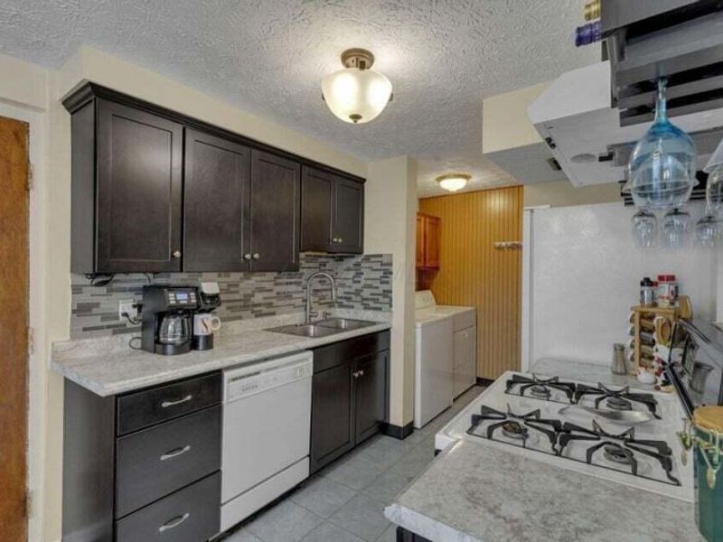 703 Cherry Hollow Road , Unit B, Columbus, OH 43228 Photo 13