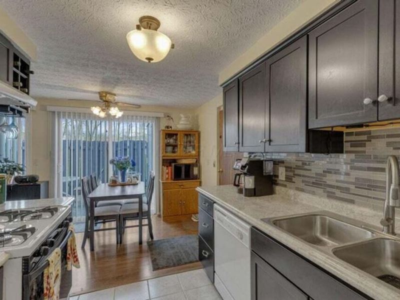 703 Cherry Hollow Road , Unit B, Columbus, OH 43228 Photo 3