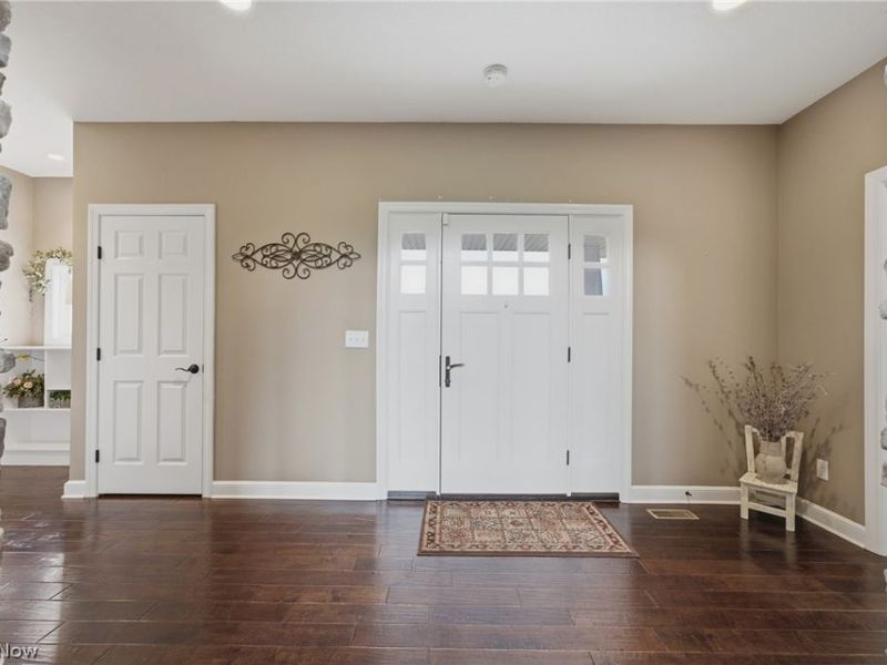 9288 Columbus Road NE, Louisville, OH 44641 Photo 4