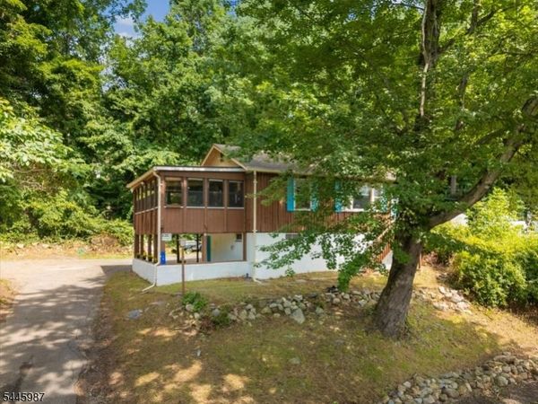 19 W Shawnee Trl, Jefferson, NJ 07885