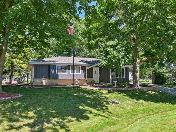 2520 Marigold Ct, Caledonia, WI 53402