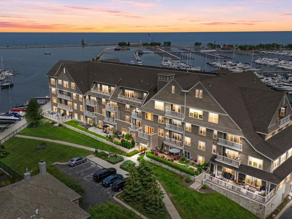4 Gaslight Dr, Unit 111, Racine, WI 53403
