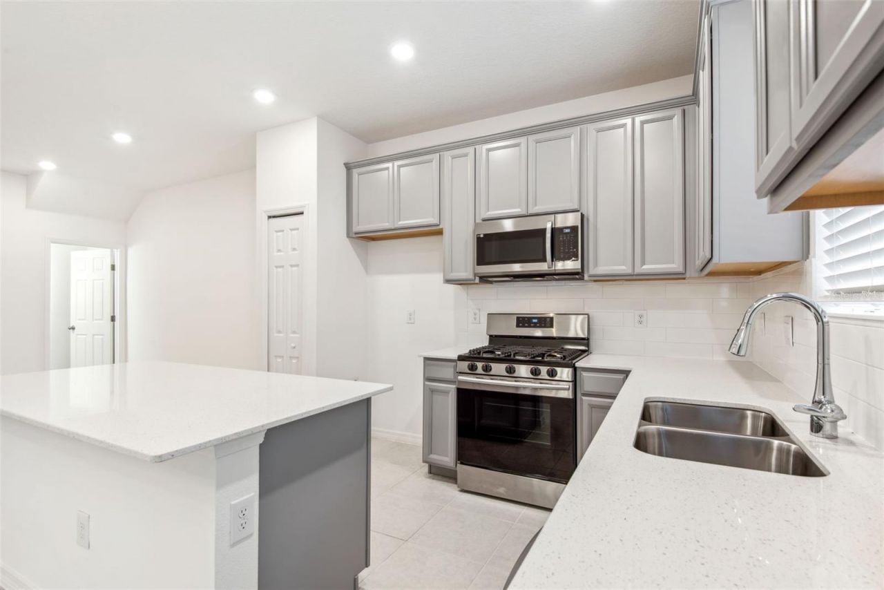5756 Spotted Harrier Way , Lithia, FL 33547 Photo