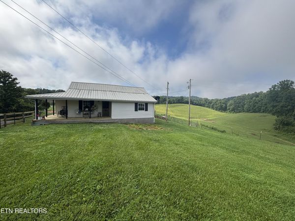 473 W High Knob Rd, LaFollette, TN 37766