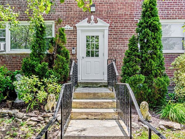 17 Leewood Circle, Unit 6R, Eastchester, NY 10709
