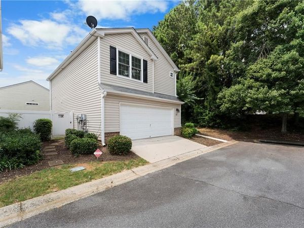 621 W Oaks Drive , Woodstock, GA 30188