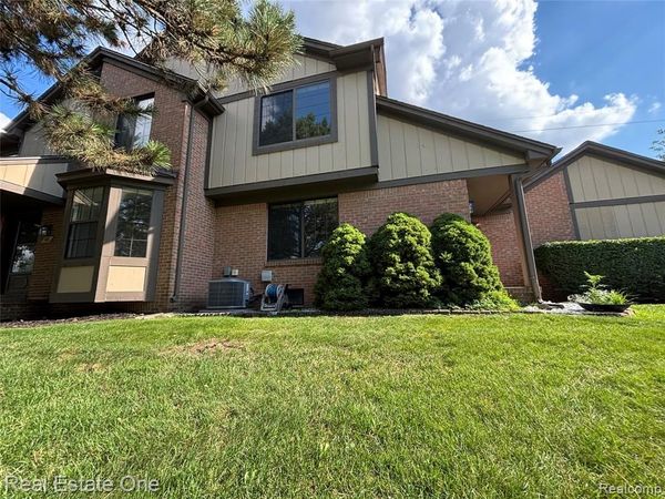 66 Meadow Wood Drive, Rochester Hills, MI 48307