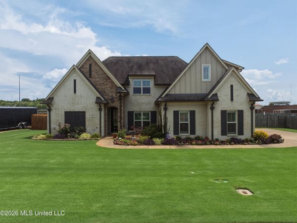 6957 W Hawks Crossing Drive, Olive Branch, MS 38654