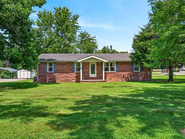 627 Baker Dr , Lafayette, TN 37083