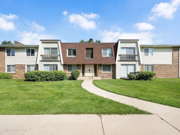 3018 Roberts Drive, Unit 8, Woodridge, IL 60517