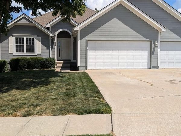 324 NE Woodbury Drive, Lee's Summit, MO 64086