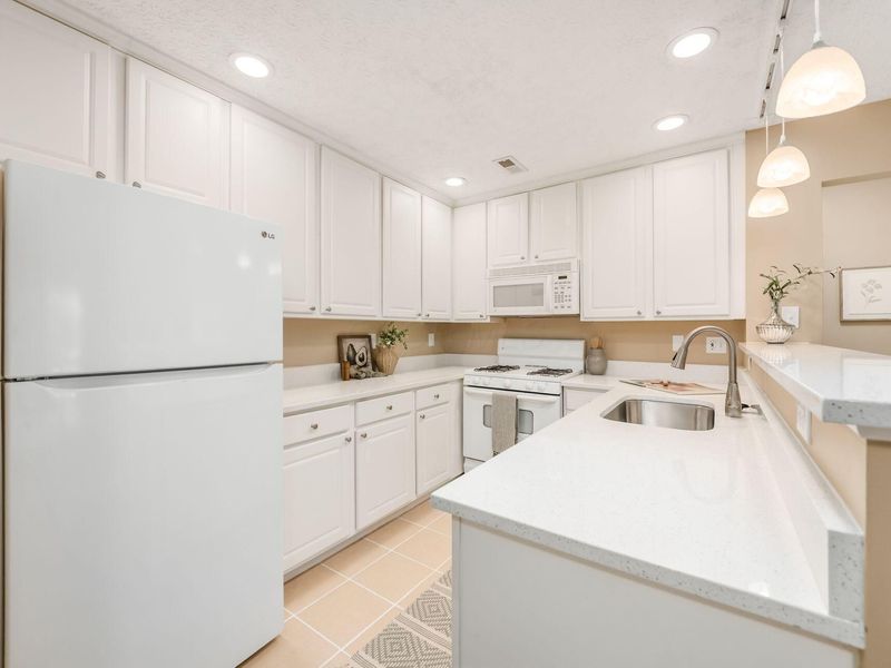 5315 Stonemeadow Avenue, Unit F, Columbus, OH 43220 Photo 9