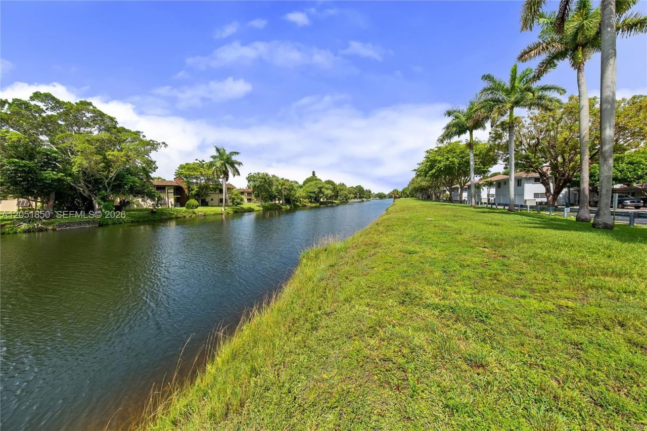 7900 Camino Cir , Unit 406, Miami, FL 33143 Photo