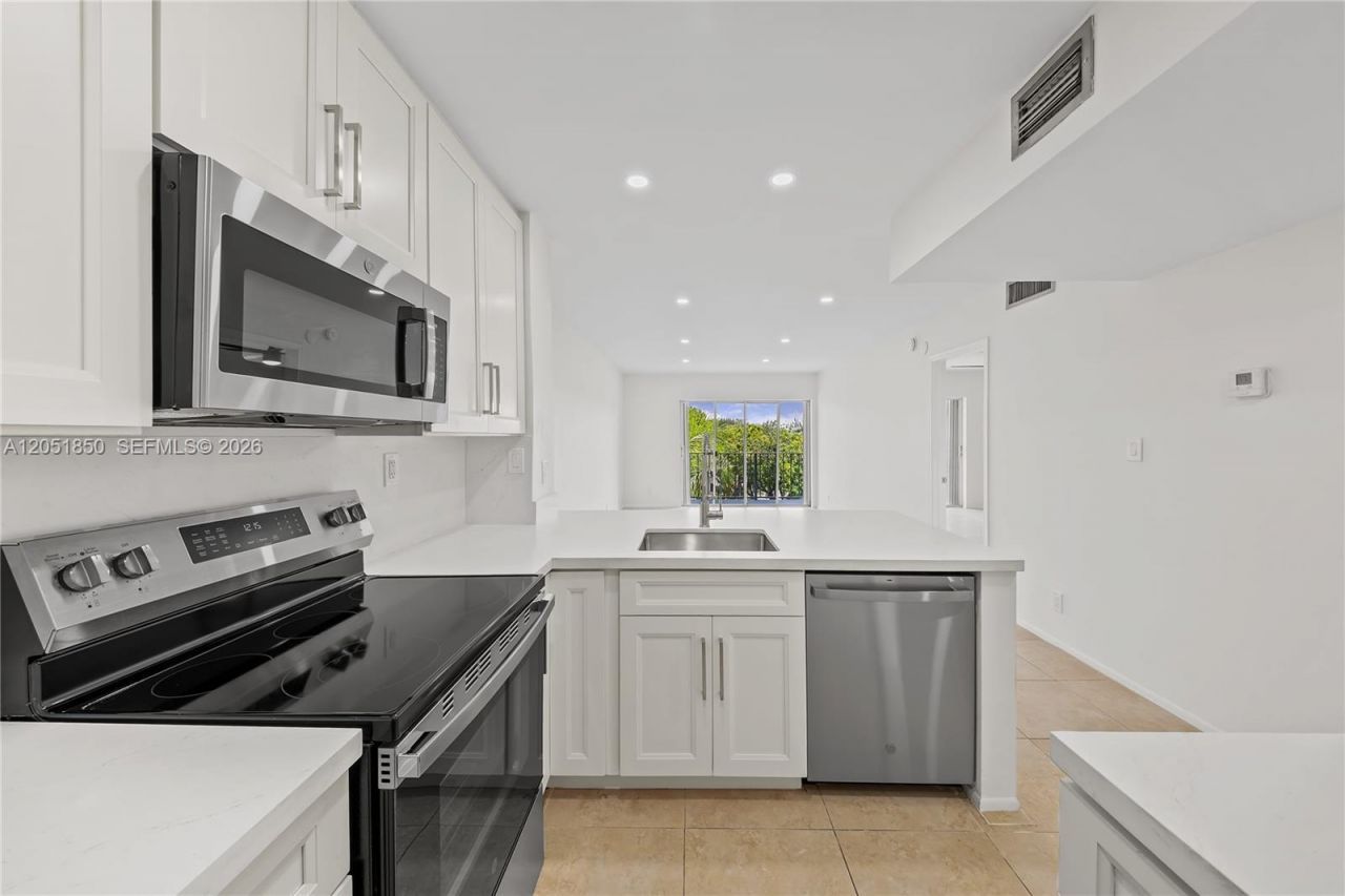 7900 Camino Cir , Unit 406, Miami, FL 33143 Photo