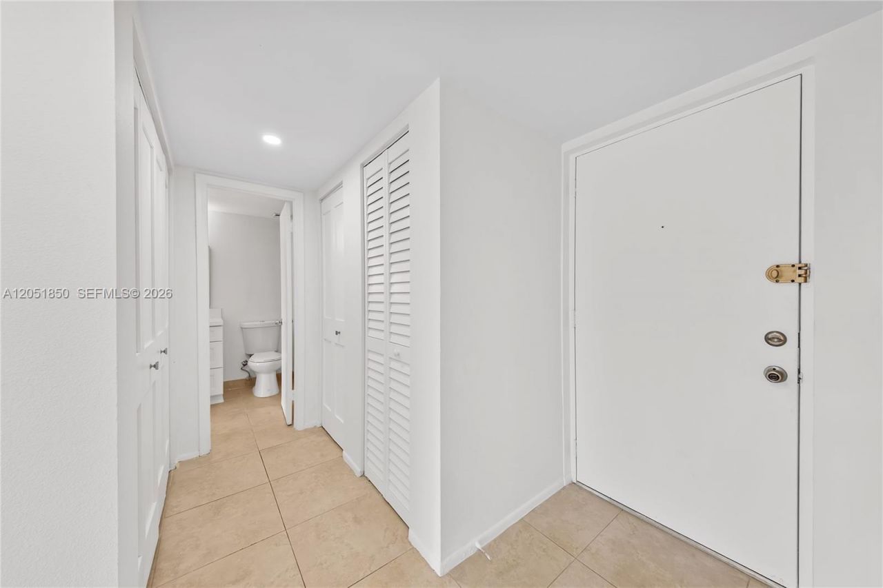 7900 Camino Cir , Unit 406, Miami, FL 33143 Photo