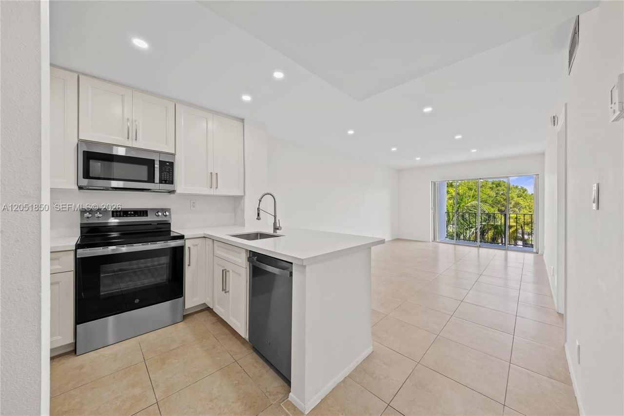 7900 Camino Cir , Unit 406, Miami, FL 33143 Photo