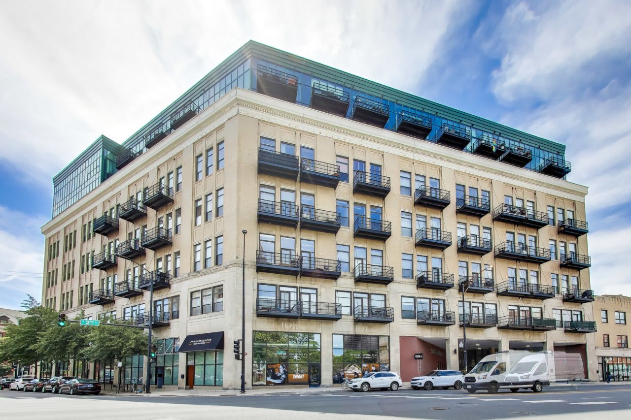 1645 W Ogden Avenue, Unit 420, Chicago, IL 60612 Main Photo