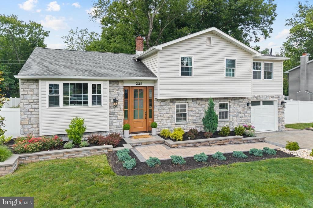 235 VALLEY DRIVE , MORRISVILLE, PA 19067