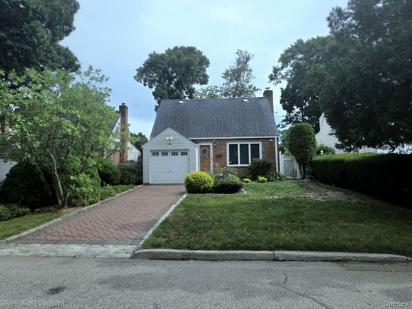 108 Nets Place, Albertson, NY 11507