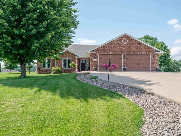 2289 Wedgewood Drive, Dubuque, IA 52002