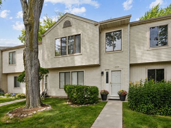 1525 Yale Court , Unit 1525, Elk Grove Village, IL 60007