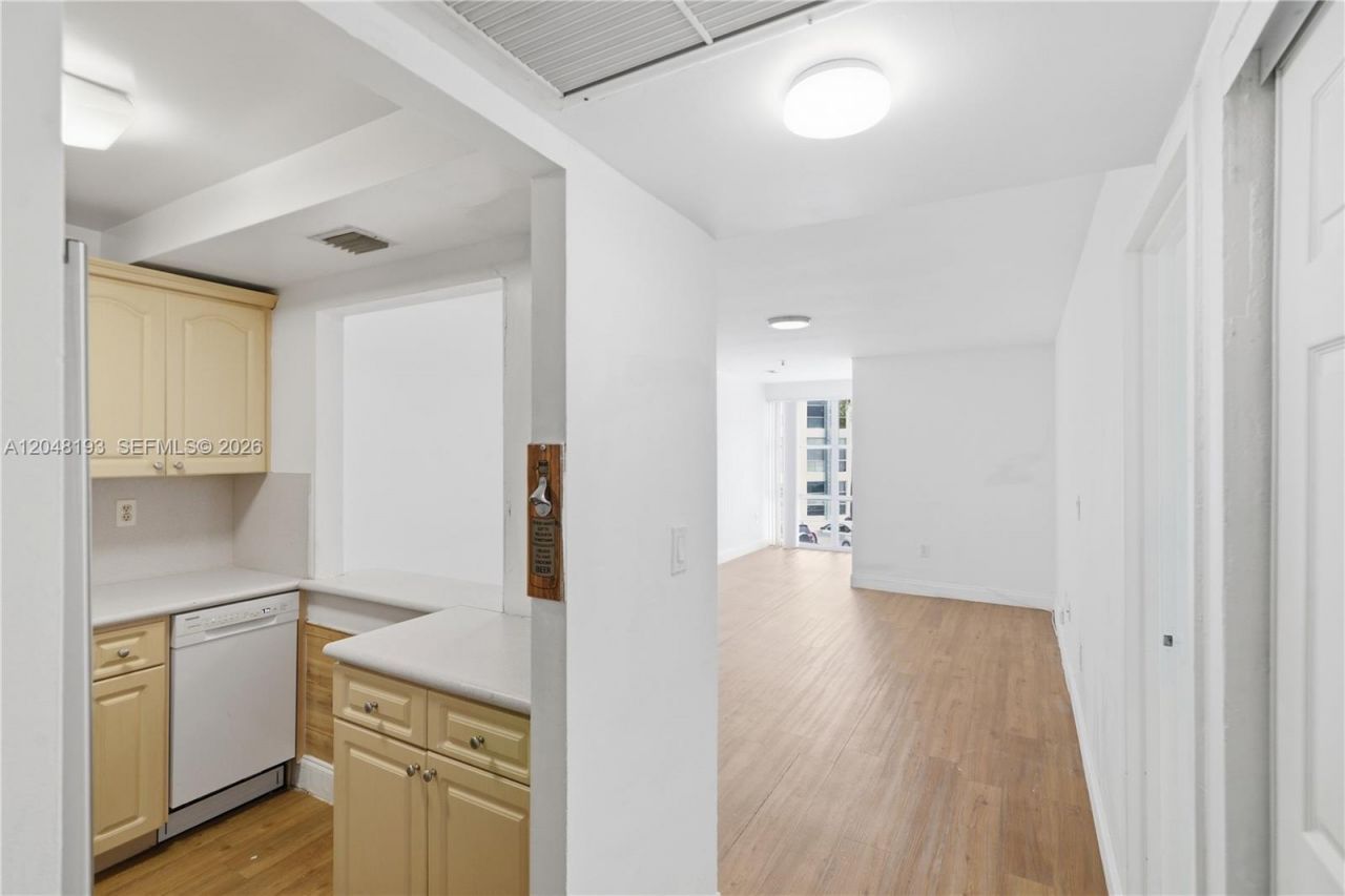 200 177th Dr, Unit 204, Sunny Isles Beach, FL 33160 Photo