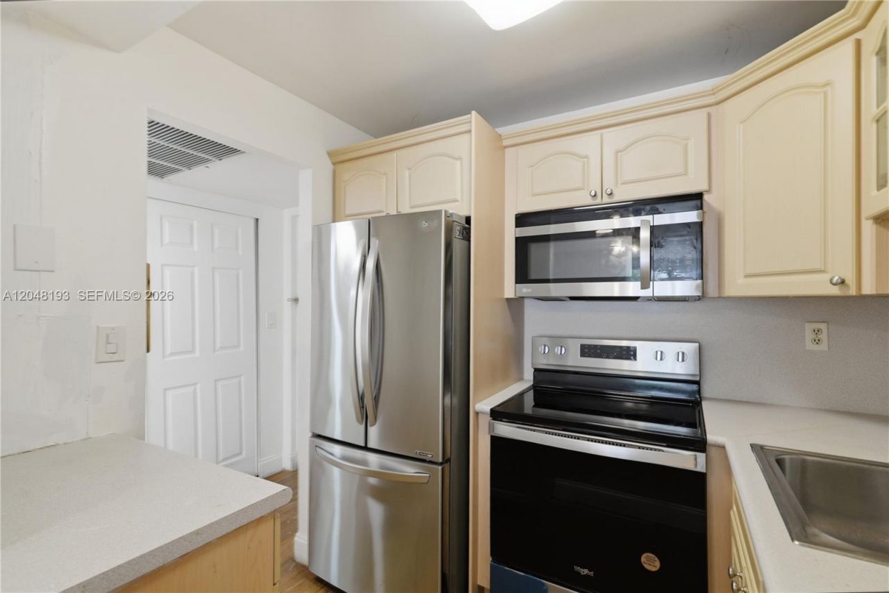 200 177th Dr, Unit 204, Sunny Isles Beach, FL 33160 Photo