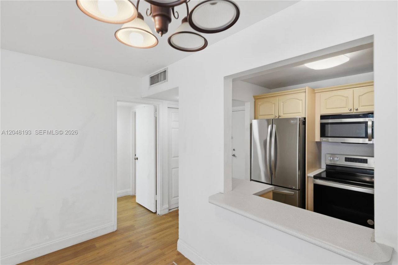 200 177th Dr, Unit 204, Sunny Isles Beach, FL 33160 Photo