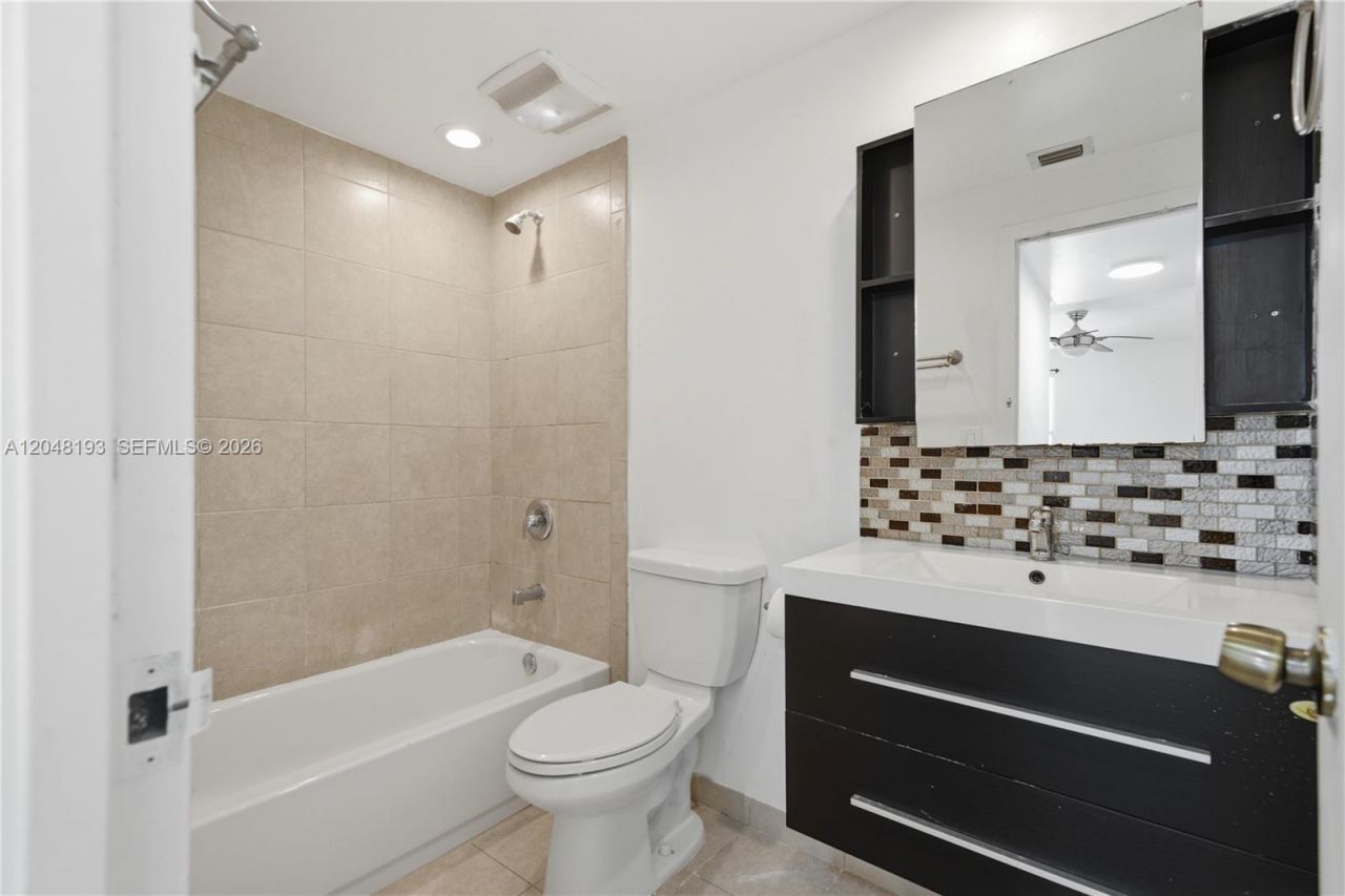 200 177th Dr, Unit 204, Sunny Isles Beach, FL 33160 Photo