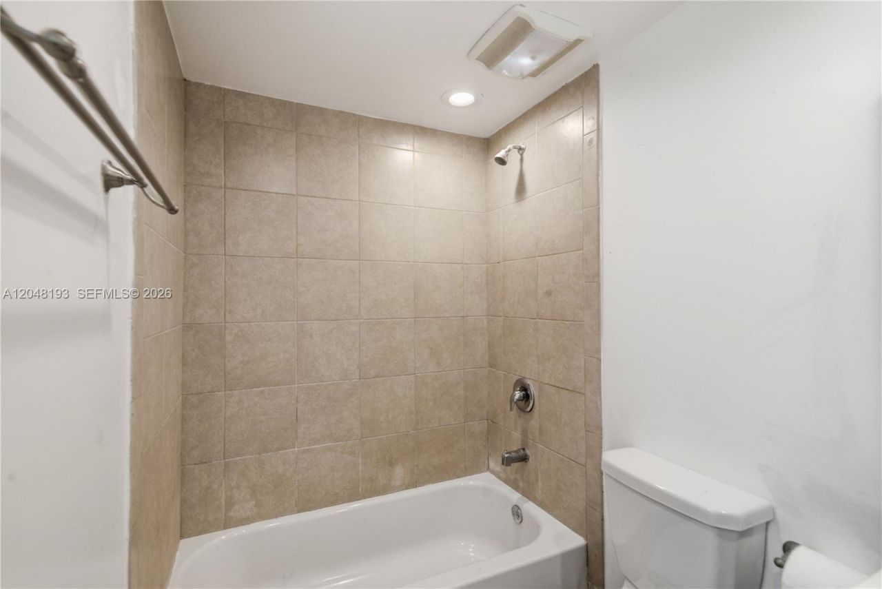 200 177th Dr, Unit 204, Sunny Isles Beach, FL 33160 Photo