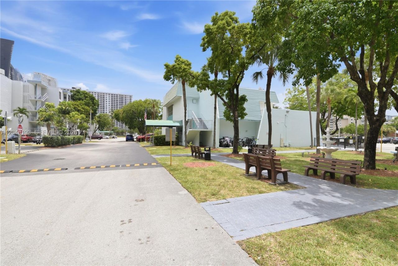200 177th Dr, Unit 204, Sunny Isles Beach, FL 33160 Photo