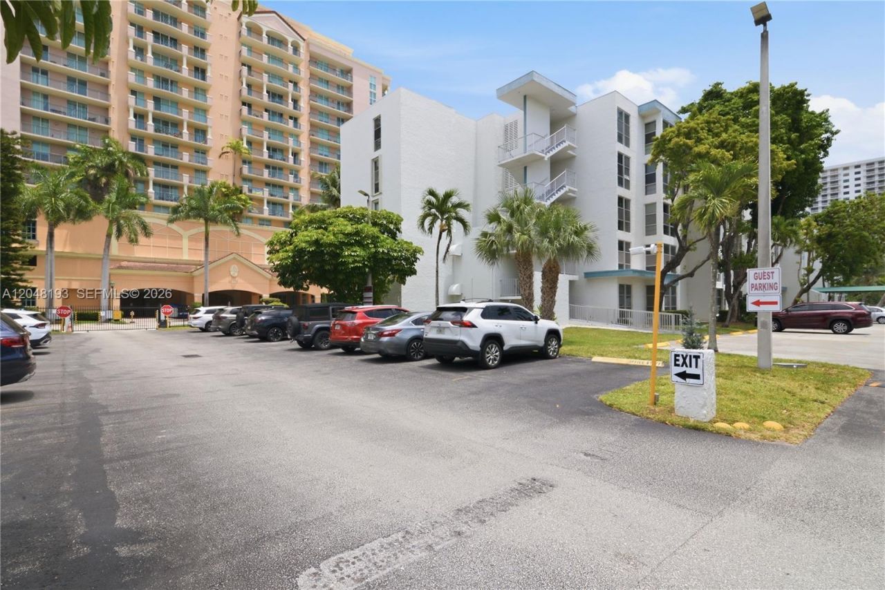 200 177th Dr, Unit 204, Sunny Isles Beach, FL 33160 Photo