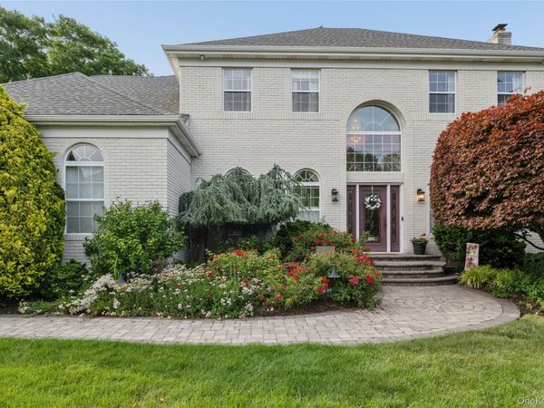 15 Barnaby Court E, Hauppauge, NY 11788