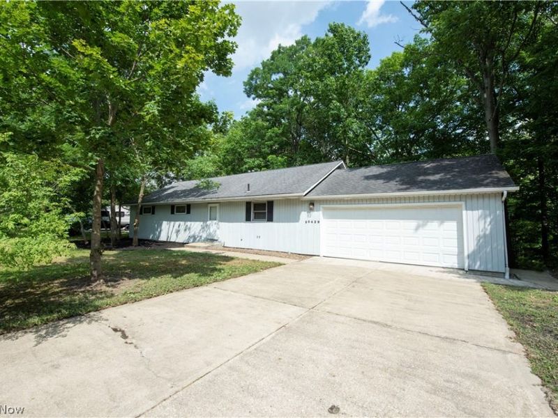 25429 Tyndall Falls Drive, Olmsted Falls, OH 44138 Photo 2