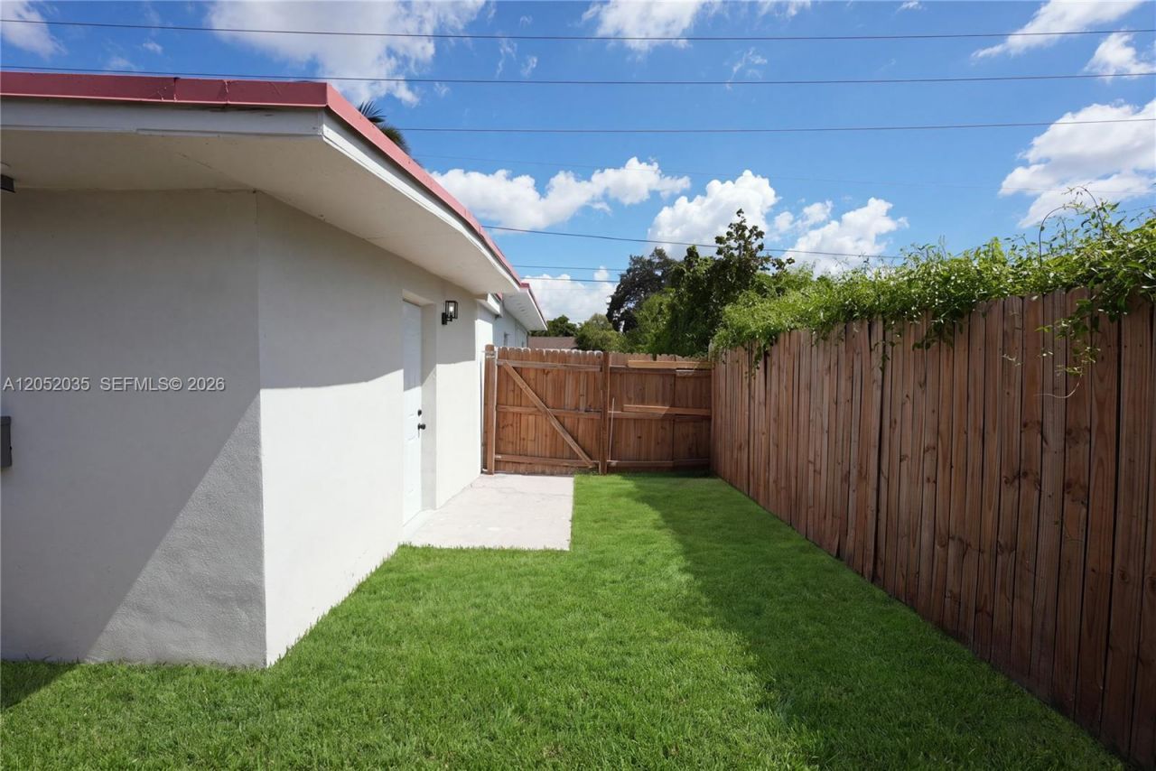 2002 NW 87th St, Miami, FL 33147 Photo