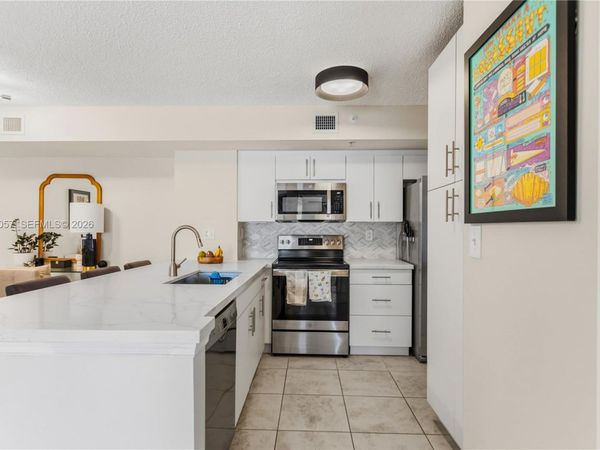 2640 S University Dr, Unit 111, Davie, FL 33328