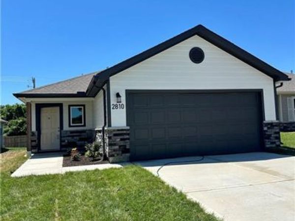 2810 Woodfield Drive, Tonganoxie, KS 66086