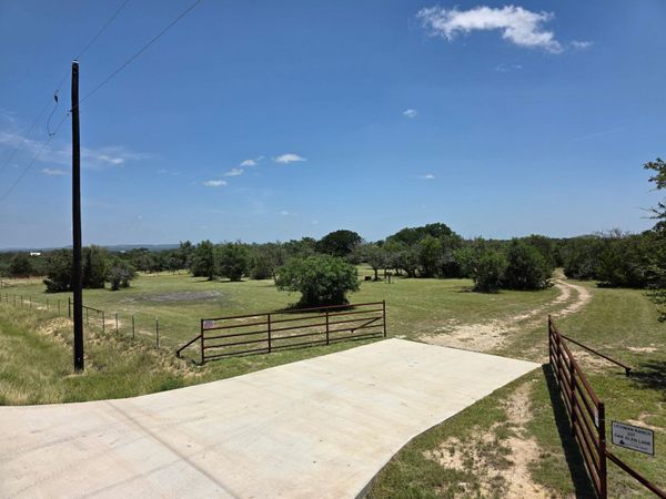 237 Oak Glen LN , Briggs, TX 78608