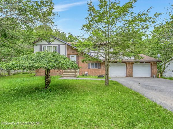 1010 Knollwood Drive, Tobyhanna, PA 18466