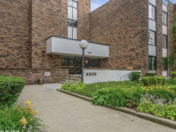 3505 Lakeview Drive, Unit 105, Hazel Crest, IL 60429