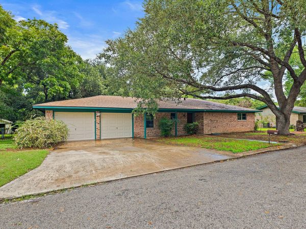 215 Memorial DR, Luling, TX 78648