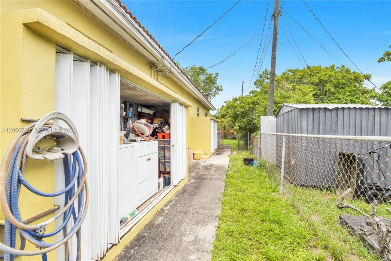 1052 NW 25th Ave , Miami, FL 33125 Photo