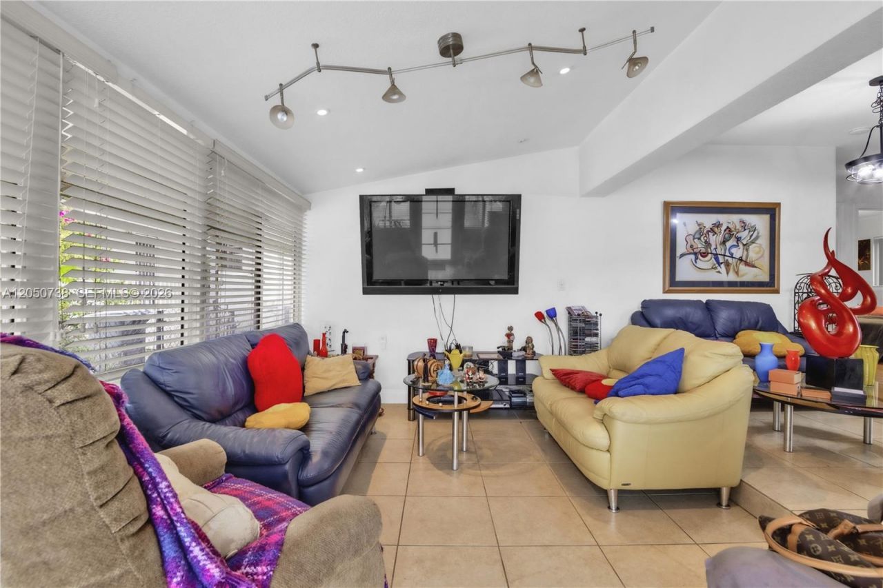 1052 NW 25th Ave , Miami, FL 33125 Photo