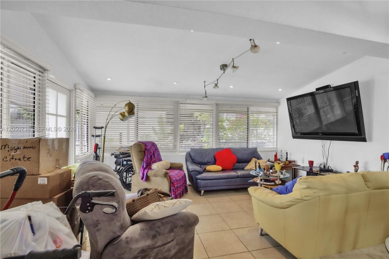 1052 NW 25th Ave , Miami, FL 33125 Photo