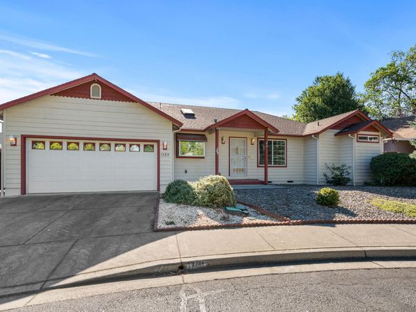 1785 SE Brookhurst Way, Grants Pass, OR 97527